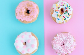 Γλυκά donuts με διάφορα καρικεύματα