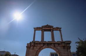 Ο ήλιος πάνω από την Πύλη του Ανδριανού