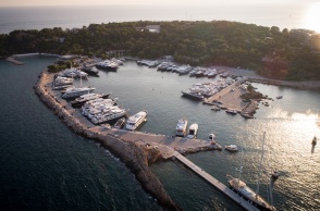 Σκάφη αγκυροβολημένα και δεμένα στη μαρίνα Βουλιαγμένης