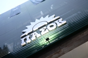 Το λογότυπο - έμβλημα του ΠΑΣΟΚ πάνω από την είσοδο των γραφείων του κόμματος στη Χαριλάου Τρικούπη