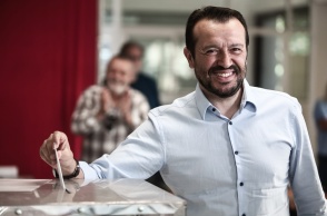 Ο υποψήφιος πρόεδρος του ΣΥΡΙΖΑ Νίκος Παππάς δίπλα στην κάλπη και με το ψηφοδέλτιο για την ανάδειξη του νέου προέδρου του κόμματος ανά χείρας