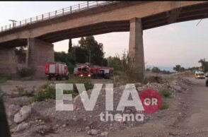 Το σημείο όπου έπεσε το αυτοκίνητο με τους δύο επιβαίνοντες από γέφυρα στην Εύβοια