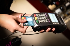 Χέρι εισάγει χρεωστική κάρτα σε POS