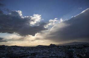 Με λίγες νεφώσεις και φυσιολογικές για την εποχή θερμοκρασίες ο καιρός σήμερα