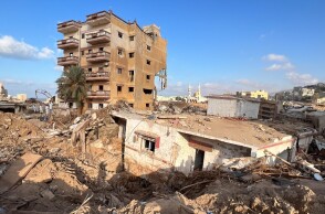 Στην κατεστραμένη Ντέρνα, οι επιζώντες συνεχίζουν να αναζητούν αγνοούμενους