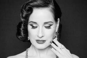 Λονδίνο: Διάσημοι φωτογραφίζονται με κλειστά μάτια για να ευαισθητοποιήσουν για την ψυχική υγεία - Πλειάδα αστέρων συμμετέχουν στο πρότζεκτ «Take A Moment».