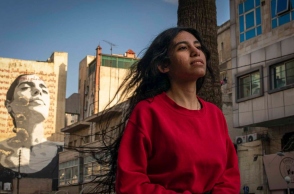 μια κοπέλα στο δρόμο