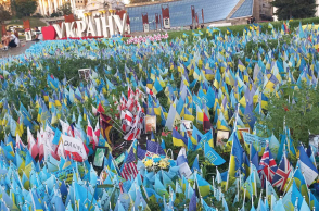 Ουκρανία: Δίπλα στο άγαλμα της Ανεξαρτησίας, μικρές σημαίες στο γρασίδι, μία για κάθε νεκρό.