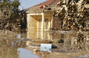 Πλημμυρισμένη αυλή σπιτιού στη Θεσσαλία και κτίριο που παραμένει ορατό από τα νερά