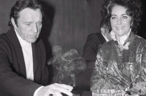 Η πολυτελής κατοικία του Ρίτσαρντ Μπάρτον στο Λονδίνο πωλείται 9,8 εκατομμύρια δολάρια - Ο θρύλος του θεάτρου και του σινεμά έζησε εκεί μεταξύ 1949 και 1956.