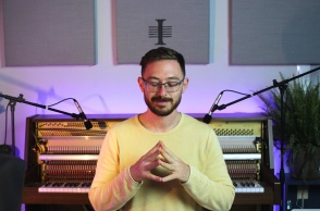 Ο πιανίστας Ιάσων Ξεξάκης μιλάει για τη νέα του σύνθεση, «Εύνοια»