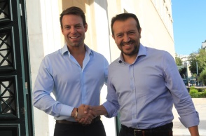 Ο Νίκος Παππάς και ο Στέφανος Κασσελάκης ενώνουν τα χέρια στο περιστύλιο της Βουλής
