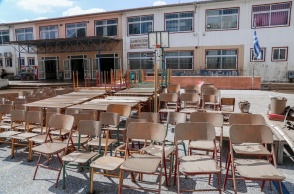 Θρανία και καρέκλες στο προαύλιο σχολείου της Θεσσαλίας μετά την πλημμύρα που προκάλεσε καταστροφές στην περιοχή