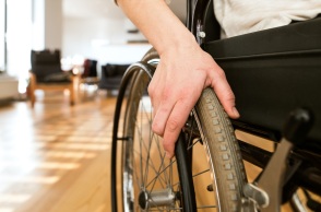 Προσβλητική συμπεριφορά οδηγού λεωφορείου προς ΑμεΑ επιβάτη που κινείται με αναπηρικό αμαξίδιο - Παρέμβαση Σταϊκούρα και διοικήσεων ΟΑΣΑ και ΟΣΥ.