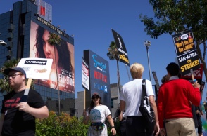 Σεναριογράφοι με πλακάτ έξω από χώρο θεάματος διαμαρτύρονται στο πλαίσιο της απεργίας στο Χόλιγουντ