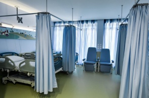 Κρεβάτια σε δωμάτιο νοσοκομείου