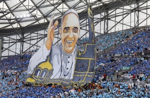 Γαλλία: Ο Πάπας Φραγκίσκος τέλεσε λειτουργία στο στάδιο Βελοντρόμ της Μασσαλίας - Συνάντηση με τον πρόεδρο Μακρόν - Η κριτική για το μεταναστευτικό.