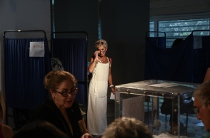 Γυναίκα σε εκλογικό κέντρο