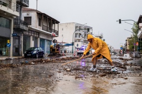 Πολίτης απομακρύνει νερά και φερτή ύλη από δρόμο του Βόλου