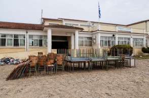 Πράγματα σχολείου στη Θεσσαλία μαζεμένα στο προαύλιο μετά το πέρασμα της κακοκαιρίας Daniel