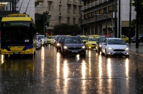 Οχήματα στην βροχή στο κέντρο της Αθήνας