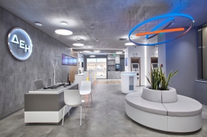 ο εσωτερικός χώρος των νέων καταστημάτων της ΔΕΗ