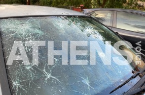 Κακοκαιρία Elias: Έντονη χαλαζόπτωση στα Καλάβρυτα - Καταστροφές σε σπίτια και αυτοκίνητα - Ακινητοποιημένα οχήματα στην εθνική οδό. 