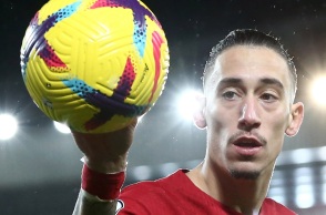 Ο Κώστας Τσιμίκας δεν το κουνάει από τη Λίβερπουλ με τις δύο πλευρές να υπογράφουν νέο πολυετές συμβόλαιο συνεργασίας.