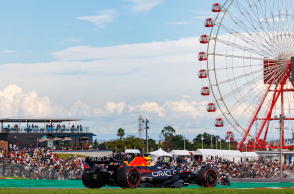 Formula 1: Ο Αγώνας στη Suzuka International Racing Course στην Ιαπωνία, η νίκη του Mαξ Φερστάπεν και το λογότυπο της Red Bull στα αγωνιστικά αυτοκίνητα