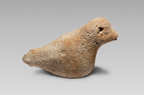 Μορφή σε λίθο που εικονίζει πτηνό στην έκθεση "Οι απαρχές της γλυπτικής" στο Μουσείο Μπενάκη