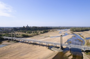 Ποταμός στη Γαλλία έχει ξεμείνει από νερό - Από πάνω μία γέφυρα