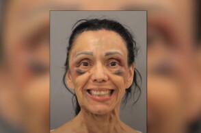 Η 62χρονη γυναίκα από την Αριζόνα χαμογελά στη φωτογραφία της σύλληψής της