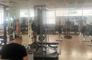 Σε βλέπω να χτίζεις κοιλιακούς