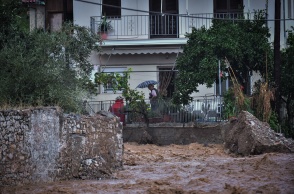 Δρόμος - ποτάμι με φερτά υλικά μπροστά από σπίτι στη Μαγνησία 