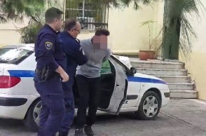 Αστυνομικοί συνοδεύουν τον 38χρονο πατροκτόνο στον ανακριτή