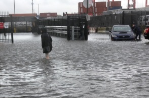 Πλημμύρες στη Νέα Υόρκη, μετά τις καταρρακτώδεις βροχές - Έκλεισαν εν μέρει το δίκτυο του μετρό και τα τοπικά αεροδρόμια - Μπλοκαρισμένοι οι δρόμοι.