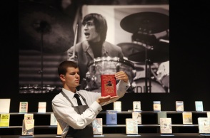 Δύο παγκόσμια ρεκόρ καταρρίφθηκαν σε δημοπρασία της συλλογής βιβλίων του Τσάρλι Γουάτς - Ο ντράμερ των Rolling Stones κατείχε σπάνιες πρώτες εκδόσεις. 