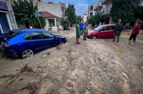 Αυτοκίνητα βυθισμένα στα λασπόνερα και τα φερτά υλικά από την κακοκαιρία Elias