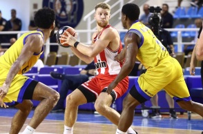 Ο Ολυμπιακός πέρασε το εμπόδιο του Περιστερίου και περιμένει να μάθει τον αυριανό του αντίπαλο από το Παναθηναϊκός - ΠΑΟΚ για τον τελικό του Super Cup στη Ρόδο.