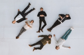 Wilco: Ο τραγουδιστής και κιθαρίστας Jeff Tweedy, μιλάει στην Athens Voice για το νέο άλμπουμ της μπάντας «Cousin», τη μουσική, τον κόσμο και τη ζωή του. 