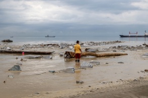 Βόλος: Συνεχίζεται η μάχη για τον καθαρισμό της πόλης και των προαστίων της - Χωρίς πόσιμο νερό οι κάτοικοι - Ανοίγουν αύριο τα περισσότερα σχολεία.