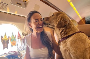 K9 Jets: Ιδιωτική εταιρία προσφέρει πολυτελή δρομολόγια σε πλούσιους ιδιοκτήτες σκύλων - Οι πελάτες πίνουν σαμπάνια ταξιδεύοντας με κατοικίδια στην αγκαλιά τους