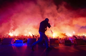 Δημήτρης Μουγκός: Η έκθεση «Κανά δυο φωτογραφίες» διαδέχεται το λεύκωμα για τον ΛΕΞ κι εγκαινιάζεται την Παρασκευή 13 Οκτωβρίου στην γκαλερί The Eye Altering στη Θεσσαλονίκη.