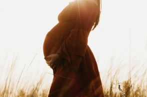 Εγκυμονούσα προτάσσει τη φουσκωμένη της κοιλίτσα