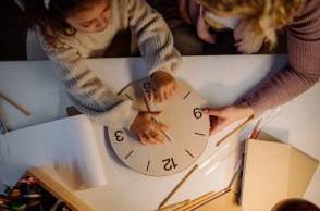 Μητέρα με το παιδάκι της αλλάζουν την ώρα σε ρολόι