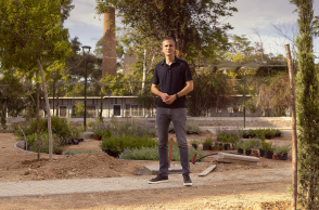 Ο Κώστας Μπακογιάννης στο πάρκο Κοροπούλη. Πίσω το εργοστάσιο Βότρυς