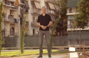 Ο Κώστας Μπακογιάννης στο πάρκο Κοροπούλη