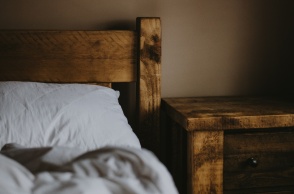 Κρεβάτι και κομοδίνο 