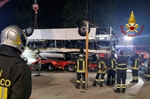 Οι αρχές σηκώνουν το λεωφορείο από το σημείο της πτώσης στη Βενετία