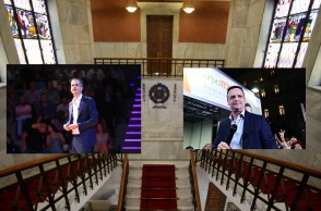 Εσωτερικός χώρος του δημαρχείου της Αθήνας και επάνω του κολάζ με τη φωτο Κώστα Μπακογιάννη στα αριστερά και Χάρη Δούκα στα δεξιά